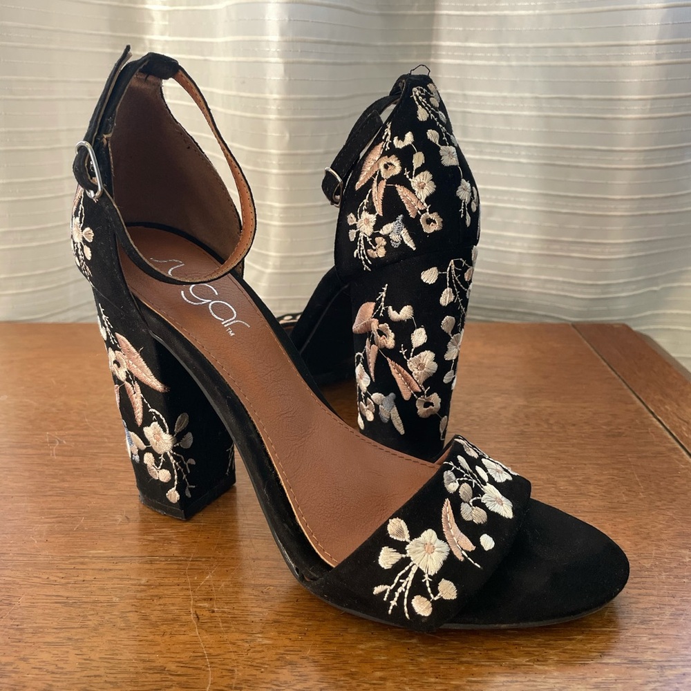 Black Floral embroidered chunky heels